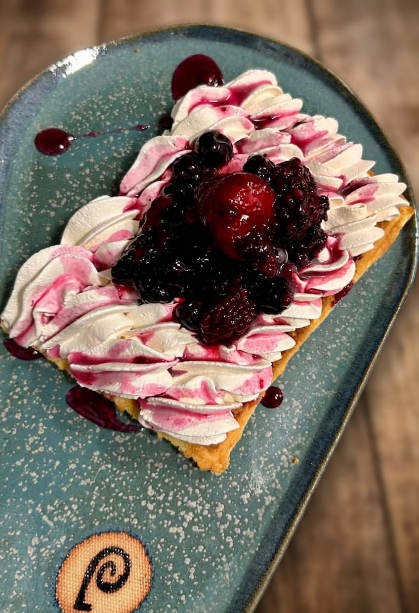 Wafle con crema y frutos rojos