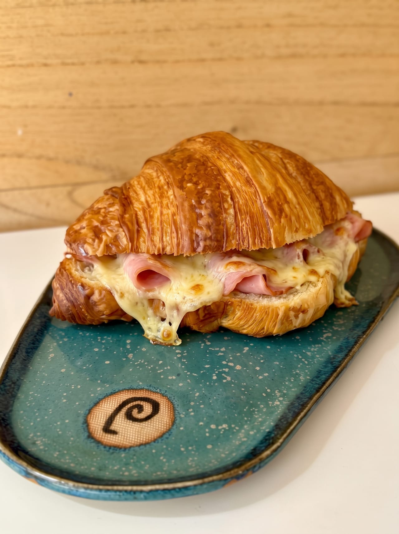 Croissant jamón y queso
