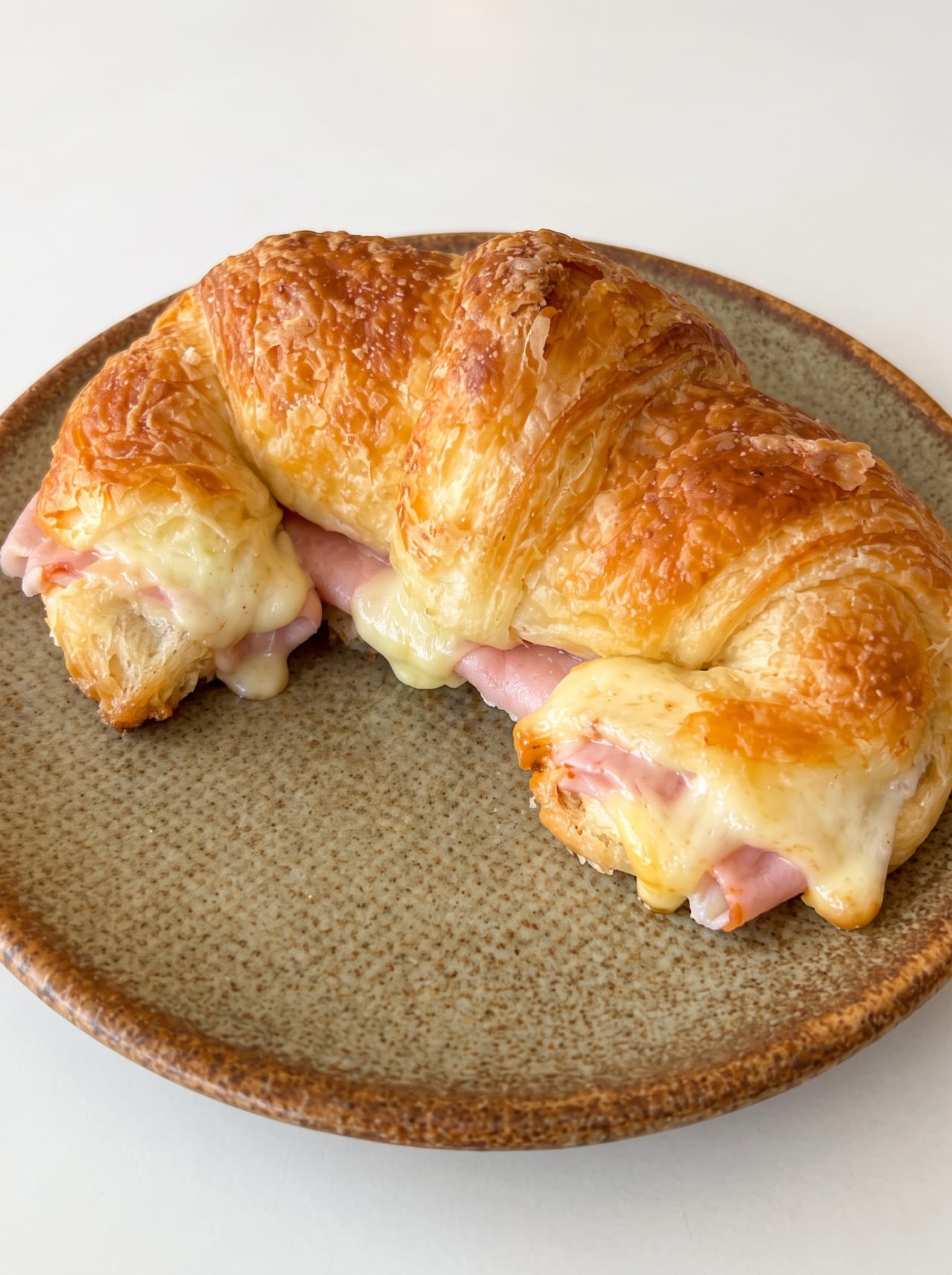 Medialuna con jamón y queso